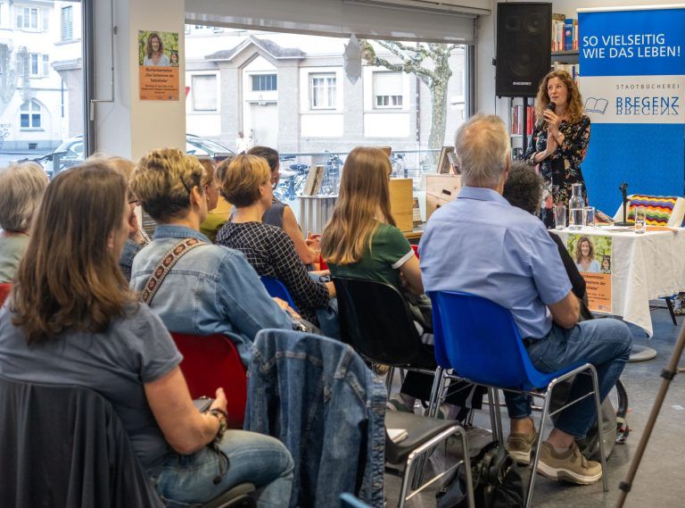 Ein Abend (fast) ganz im Zeichen der Selbstliebe in der Stadtbücherei Bregenz: Das vorwiegend weibliche Publikum lauschte gespannt den Erzählungen der Autorin