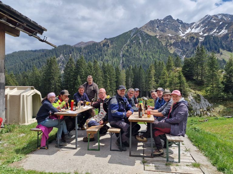 Eine Alpe wird sommerfrisch gemacht: 5 Nach getaner Arbeit schmeckt das gemeinsame Essen besonders gut. Auch Damen waren dabei herzlich willkommen und mit von der Partie 6 Helmut Fleisch mit Töchterchen Lisa-marie und Markus Lins 7 August Montibeller, Franz Scheibenstock und Fleisch Hubert leisteten gute Arbeit am Fuße der Geißspitze 8 Johannes Fleisch mit Familie 10 Helmut Peter überreichte einen Karton voll Holzspäne den fleißigen Helfern. 9 Nach erfolgreichem ehrenamtlichen eEinsatz schmeckt ein feines Essen 11 Unterhalb der Geißspitze liegt die Untere Spora Alpe 12 Die Drei Türme thronen majestätisch über der Alpe 13 Untere Spora Alpe 14 Die Sulzfluh zeigte sich bei gutem Wetter ohne Wolken 15 Sulzffuh Massiv gehört zum Rätikon Fotos: est (Bildergalerie)