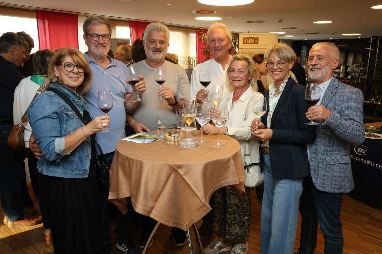 Wein und Kulinarik zum Jubiläum: Margit und Horst Grabher, Oskar Mehlsack, Josef und Conny Gasser, Ulli und Erwin Köb.