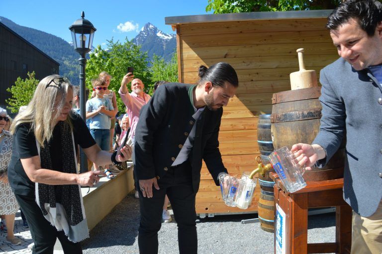 Festpremiere bei Kaiserwetter: Der gastronomische Leiter des Hotels, Fatih Günseven, befüllte die Biergläser.