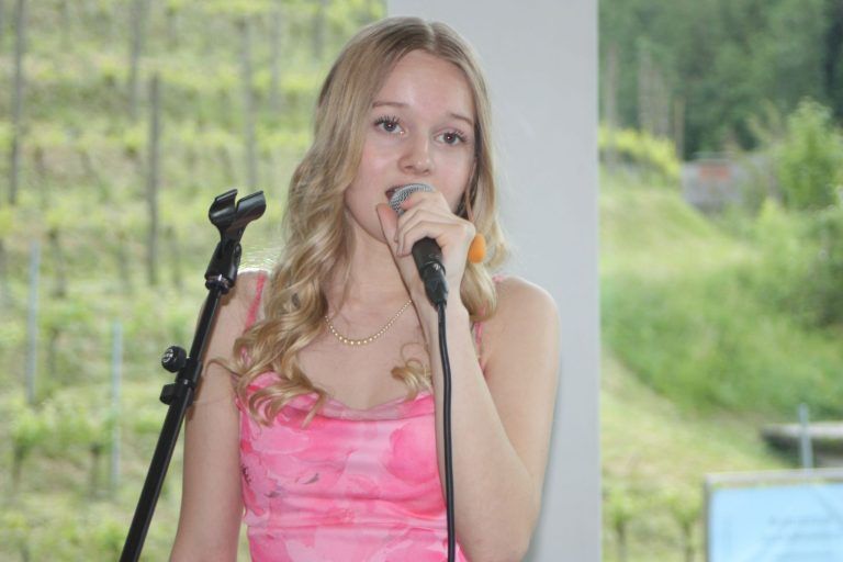 „Sing and Dance“ feiert Einzigartigkeit: Sängerin Janine Manser mit ihrer Band steht vor einer großen Zukunft.
