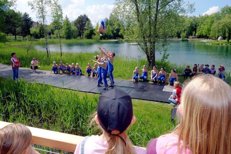 Saniertes Naturbad festlich eröffnet : Eindrucksvolle Kulisse für Sport und Show: Der ASTV Walgau begeisterte mit Akrobatik am Wasser.