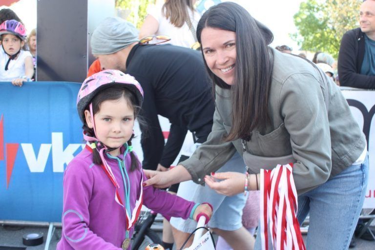 Volle Radsportbegeisterung beim Käferle Kids Cup : Viel Freude hatte Maria als sie das Geschenk erhielt.