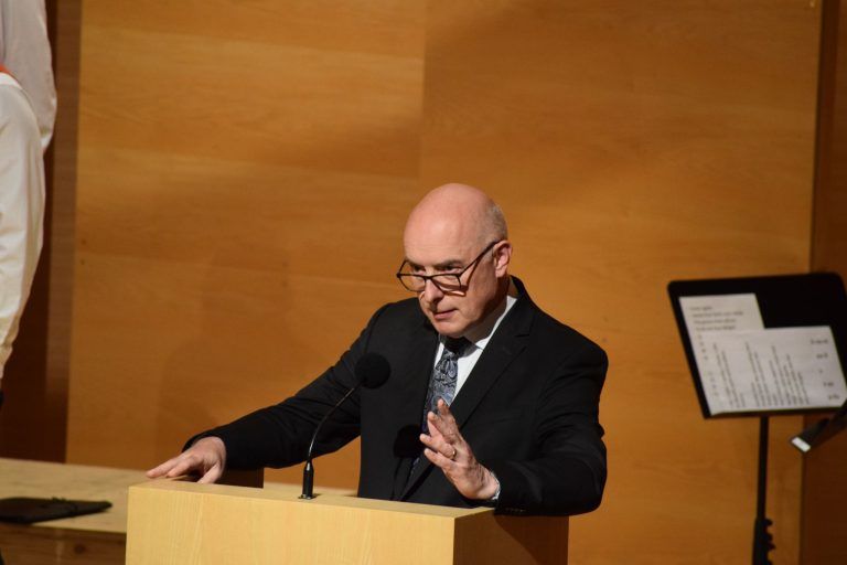 Sternstunden der Chormusik: Prof. Ariel Lang begleitet die musikalische Zeitreise mit historischen Querverbindungen.