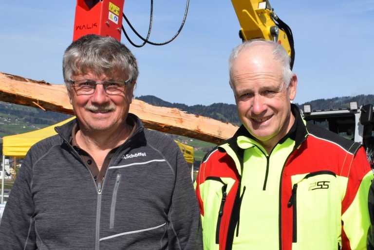 Forstinteressierte kamen voll auf ihre Rechnung: Organisator Franz Luis Schätzer (r.)  wurde von Anton Metzler unterstützt.