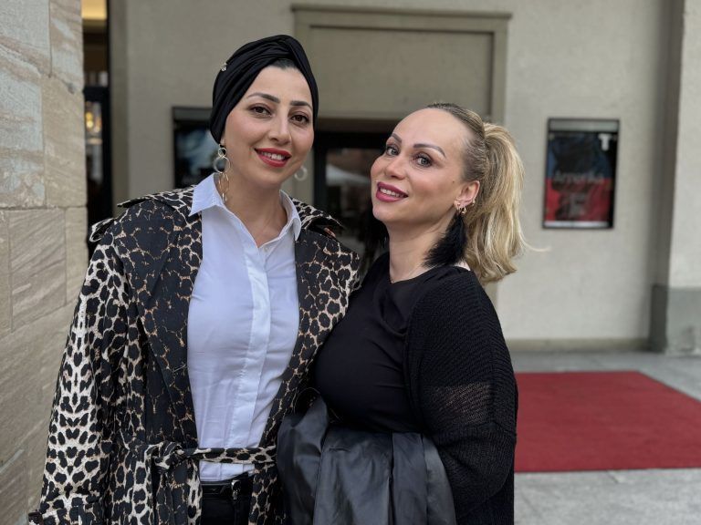 Unterhaltsamer Theaterabend: Yasemin Ermis und Hacer Kizildag.