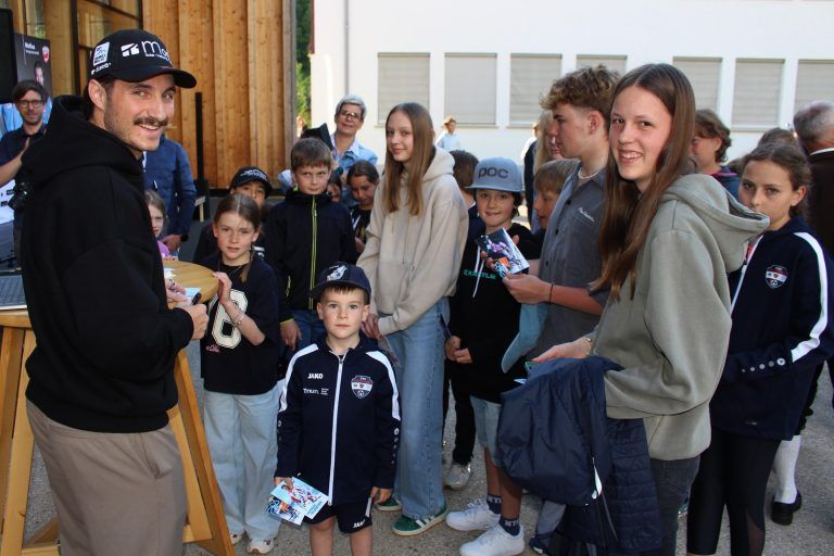 Mellau feierte seine vier Ski-Musketiere: Noch sammelte der kleine Linus so wie viele andere fleißig Autogramme – wer weiß, vielleicht wird er in ferner Zukunft selbst Autogramme schreiben . . .