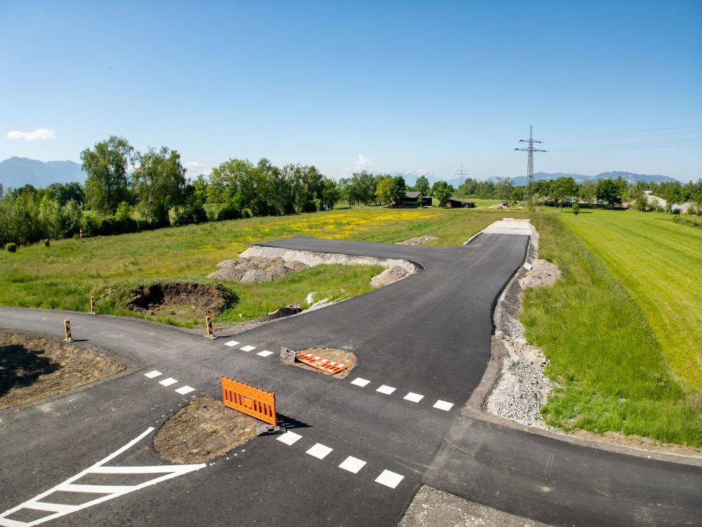 Eine Fehlplanung? Diese Straße zwischen Lauterach und Wolfurt führt ins Leere