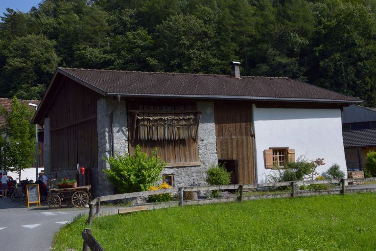 Sommeratelier des Künstlers Markus Khüny („Mäx Intarsien") in einem ehemaligen Ziegenstall. Auf Einladung von Markus Khüny zeigten dabei am fünften und zugleich letzten Ausstellungstag dieses Jahres auch die beiden Künstler Edith Mahner und Walter Zingerle ausgewählte Arbeiten.