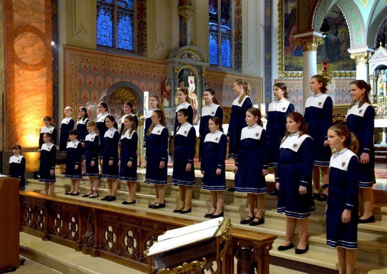 Konzertabend mit den Wiener Chormädchen unter der musikalischen Leitung von Stefan Foidl im Münster