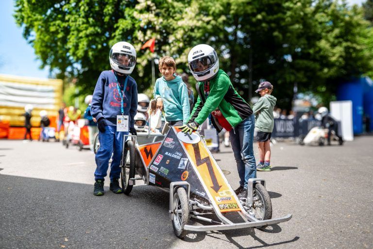 Schüler liefern sich Rennen in der Rosenstraße