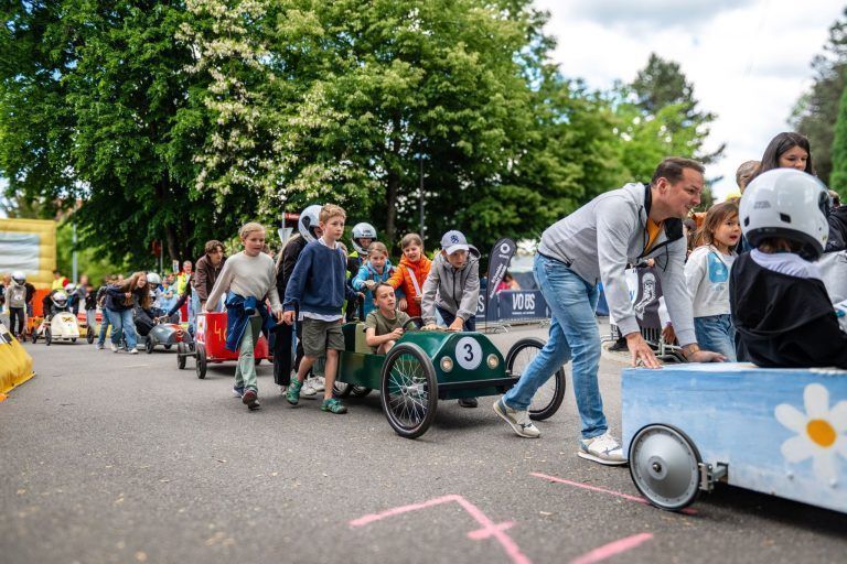 Schüler liefern sich Rennen in der Rosenstraße