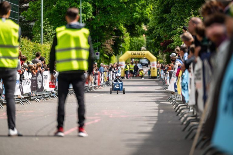 Schüler liefern sich Rennen in der Rosenstraße
