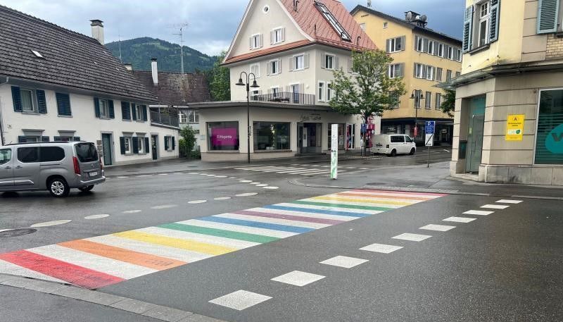 Hakenkreuze auf dem Regenbogen-Schutzweg
