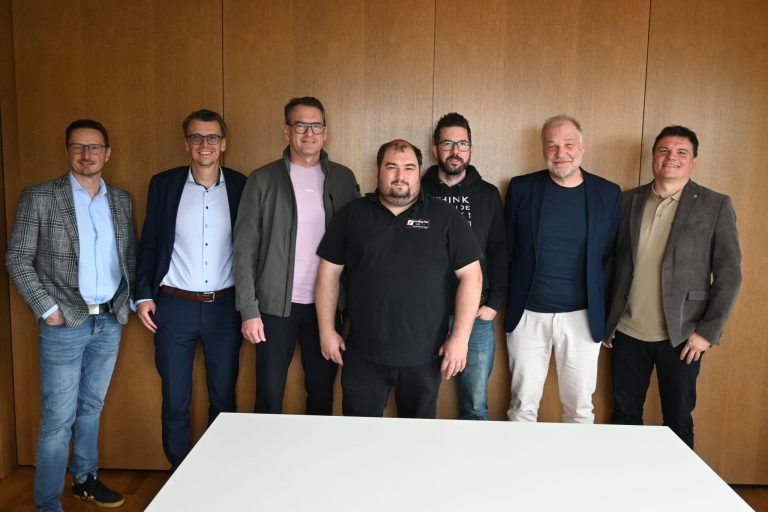 dezentrales Sonnenkraftwerk in Schwarzach, Vertragsunterzeichung zwischen Bürgermeister Thomas Schierle und solenso & co gmbh