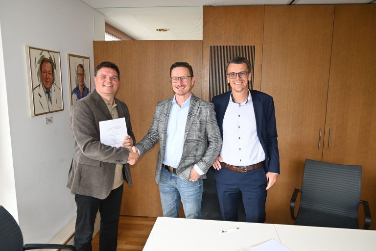 dezentrales Sonnenkraftwerk in Schwarzach, Vertragsunterzeichung zwischen Bürgermeister Thomas Schierle und solenso & co gmbh