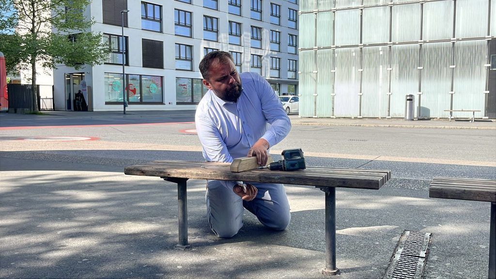 Leserbrief: Bürgermeister entfernt „Anti-Obdachlosen-Bänkle“