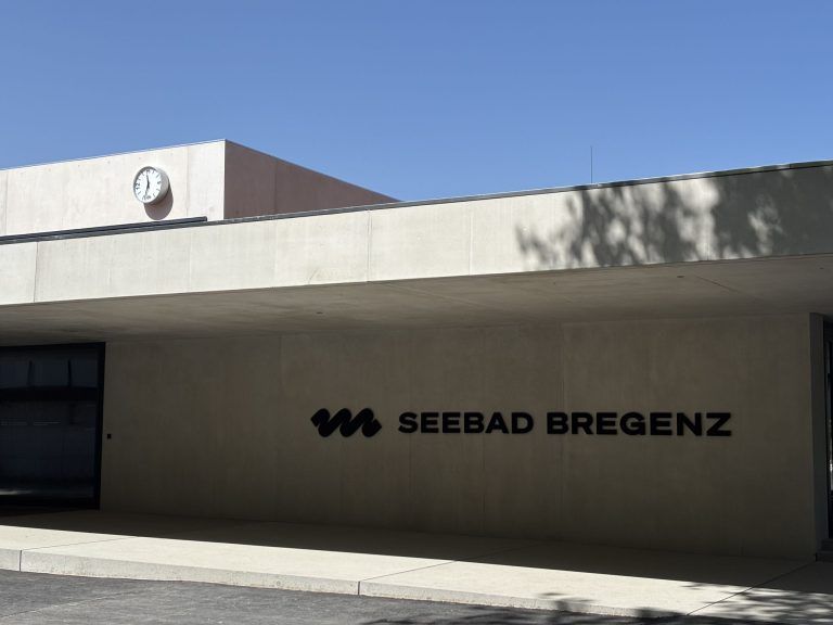 Weltuhr von Roman Signer am Seebad bregenz