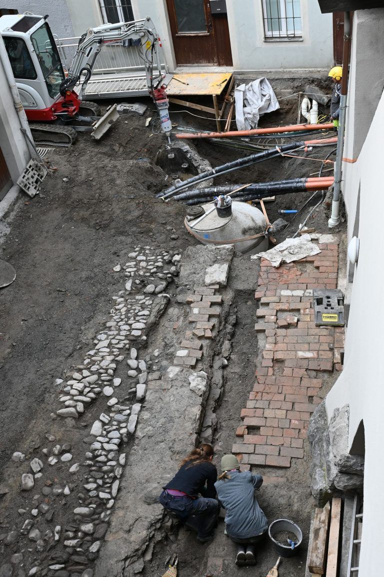 Infrastrukturerneuerung Entenbachgasse Archaeologinnen bei der Arbeit