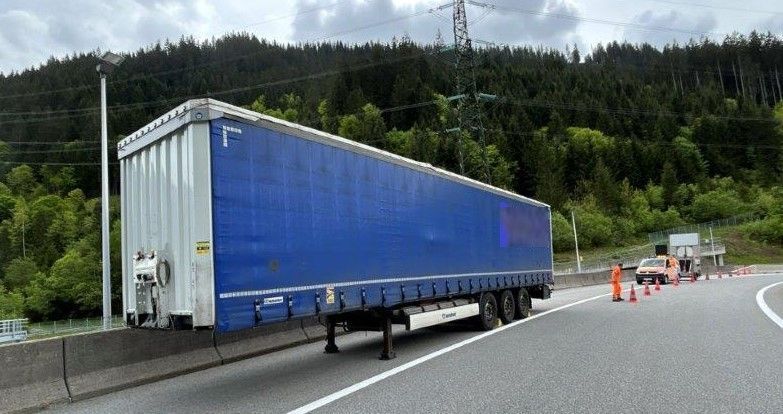Rauchentwicklung aus Gefahrenguttransport auf der S 16