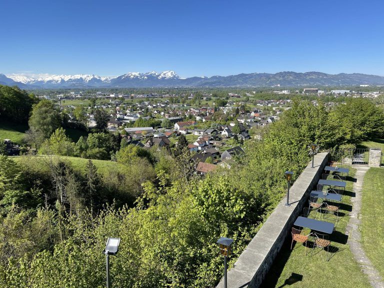 Schloss Wolfurt; Offenes Schlosstor