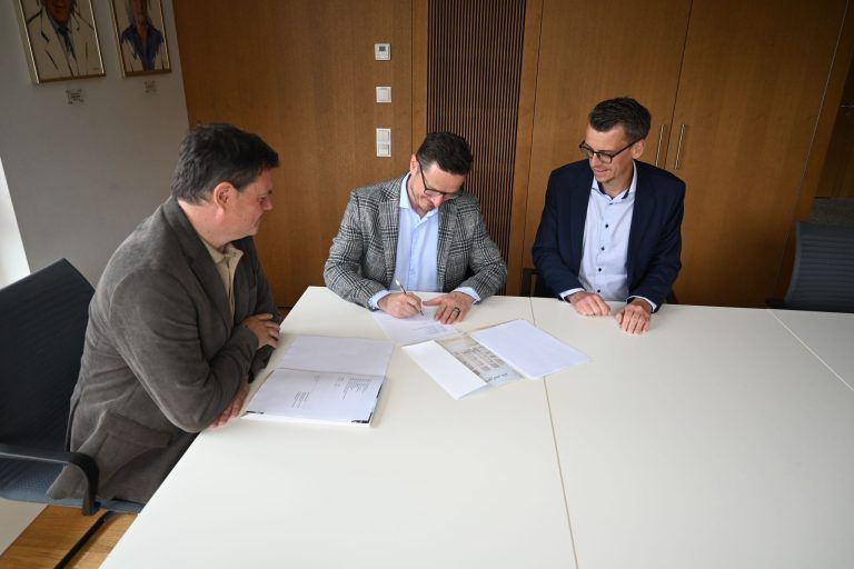 dezentrales Sonnenkraftwerk in Schwarzach, Vertragsunterzeichung zwischen Bürgermeister Thomas Schierle und solenso & co gmbh