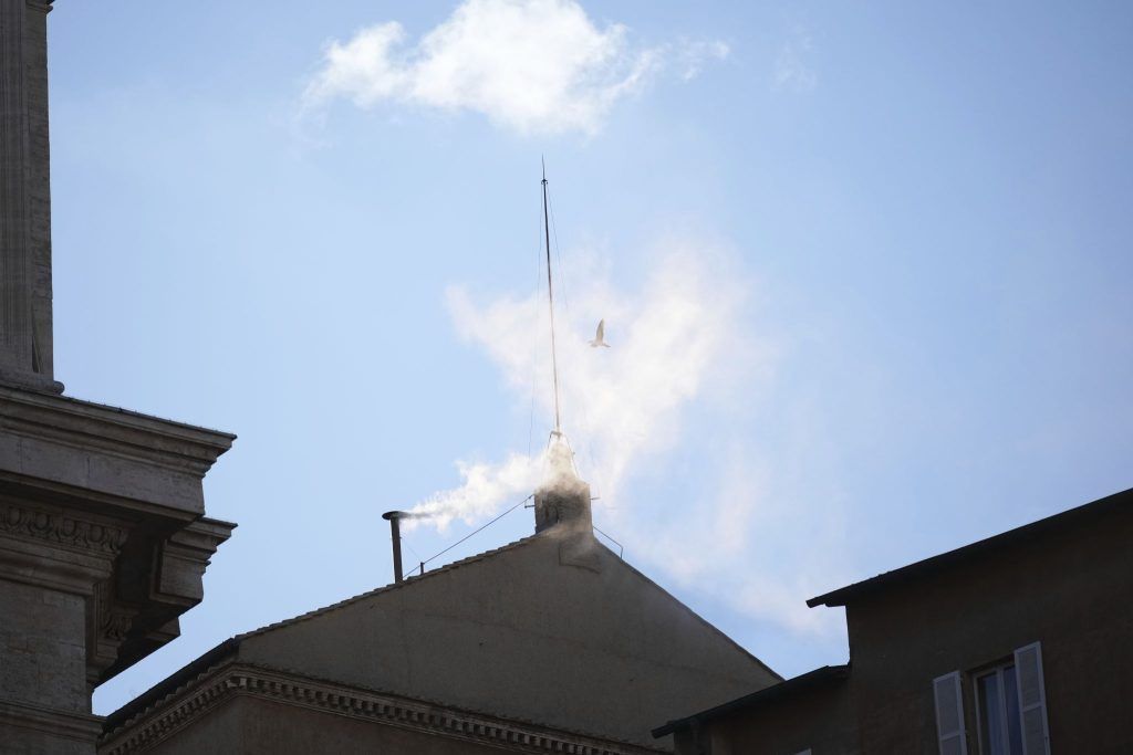 Weißer Rauch im Vatikan &#8211; Neuer Papst gewählt