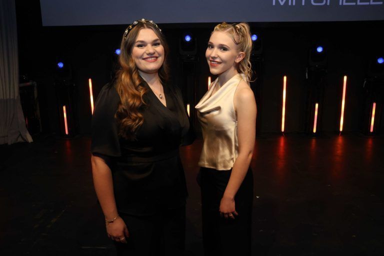 Friseurnachwuchs zeigte Klasse: Laura Schöch und Leonie Meusburger (beide Maischön).