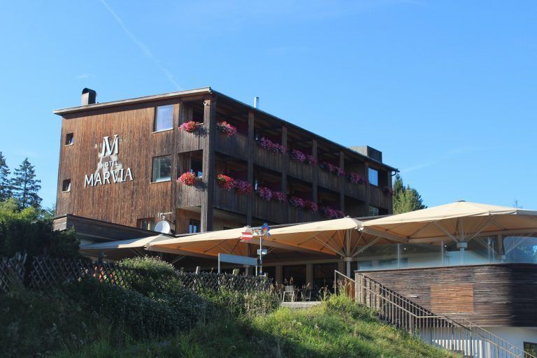 Kaufmann Bausysteme erweitert in Reuthe: Die Innovation Modulbauweise wurde 1997 bei der 6, Bregenzerwälder Handwerksausstellung präsentiert und wenige Wochen später beim Berghof Fetz am Bödele – heute Hotel Marvia – umgesetzt. Kaufmann Bausysteme hat den „Prototyp“ perfektioniert, weiterentwickelt und seither schon mehr als 15.000 derartige Module „verbaut“.