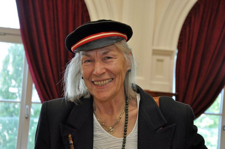 Nach 60 Jahren zurück am BG Dornbirn: Hanna Tiechl hatte sogar ihr Maturakäpple dabei.