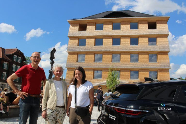 Posthus & Dorfplatz sind „angekommen“: Den Tag der offenen Tür nützten Walter Metzler, „Caruso-Aktivistin“ Rita Sutterlüty und Vizebürgermeisterin Carmen Willi auch dazu, für das Car-Sharing-System zu werben.