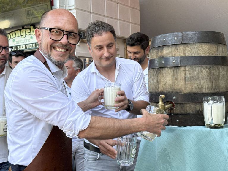 Heißer Sand und coole Drinks: Bgm. Michael Ritsch zapfte mit 2 (1/2) Schlägen an