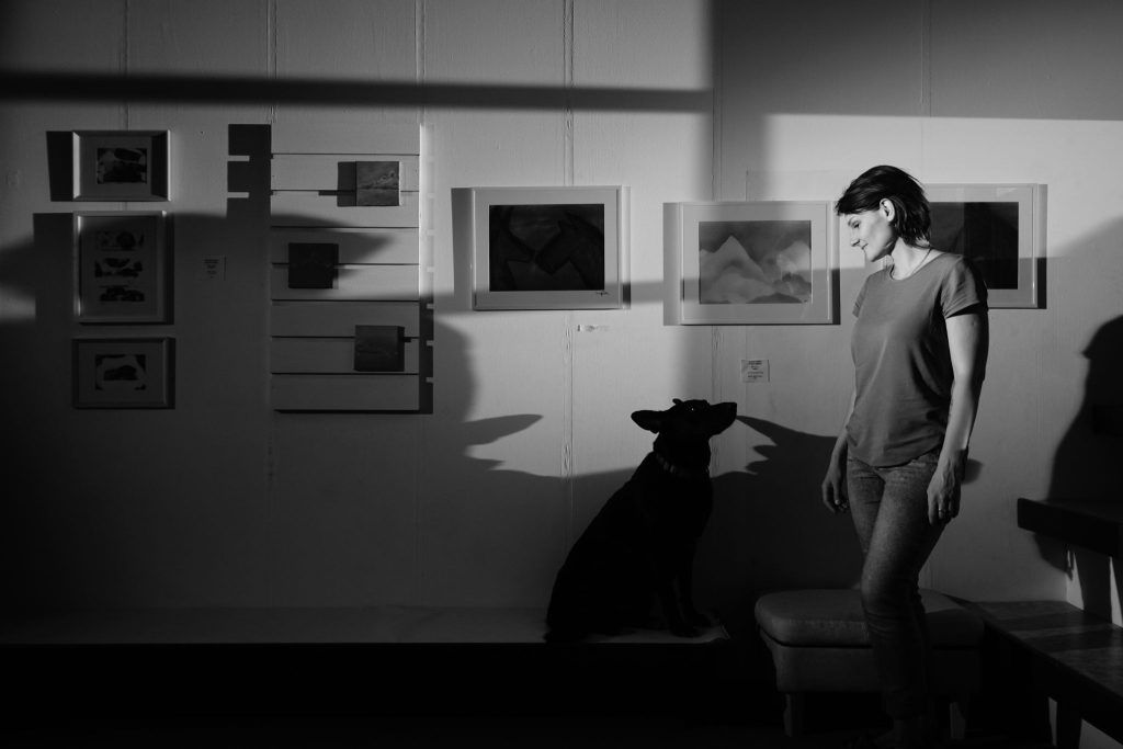 „Verloren im Märchen“: Kunst zwischen Licht und Schatten