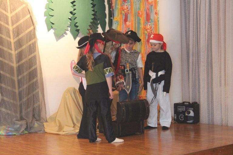 Die magische Schatztruhe: Theater voller Fantasie: Juhuu die Schatztruhe wurde gefunden.