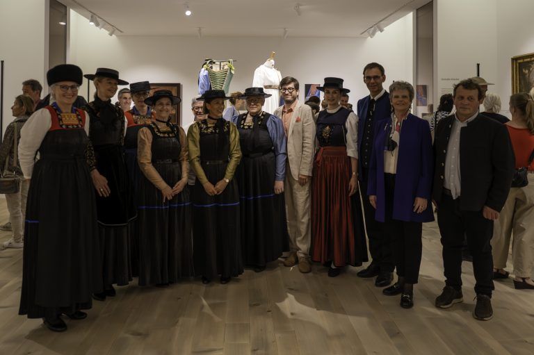 Kunst und Mode vereint: Das Museumsteam in Bregenzerwäldertracht mit der Prominenz