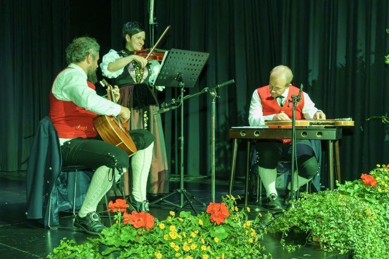 Montafoner Trachten als immaterielles Kulturerbe gefeiert: Die Vananser Saitenmusik umrahmte den Festakt musikalisch.
