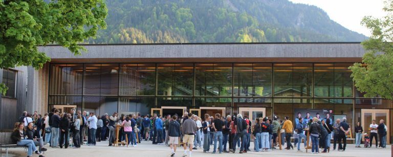 Tiefe Einblicke in die Rennläufer-Seelen: Der Dorfplatz mit dem neuen Saal war ein idealer Rahmen für die Ehrung der erfolgreichen Rennläufer. „Wir würden euch gerne in einem Jahr wieder hier feiern“, versprach „Hausherr“ Bürgermeister Tobias Bischofberger.