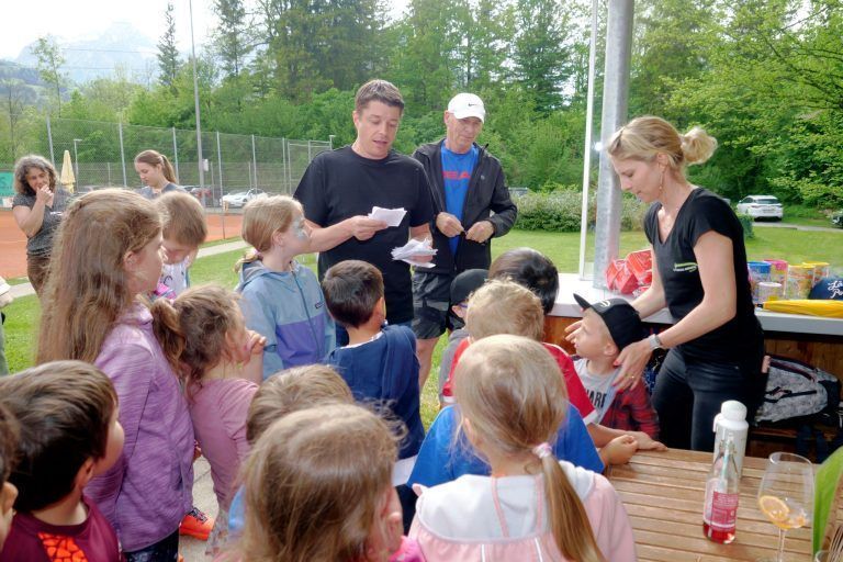 Modernes Flutlicht macht Freude: Strahlende Kinderaugen gab es bei der Siegerehrung mit Preisverteilung.