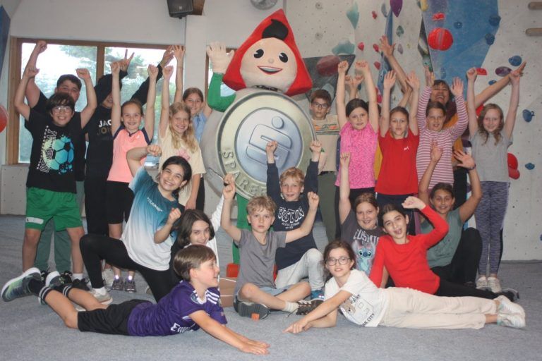 Klettern, Teamgeist und Ehrgeiz beim Volksschul-Bouldercup: VS Koblach war mit dabei.