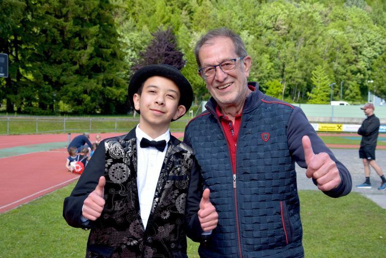 Herzklopfen für den guten Zweck: Zauberer Magic Timur mit Opa Toni Collini.