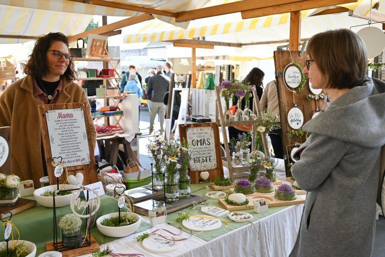 Muttertagsmarkt lockt Besucher an: An den Marktständen gab es allerlei Kreatives zu bestaunen.