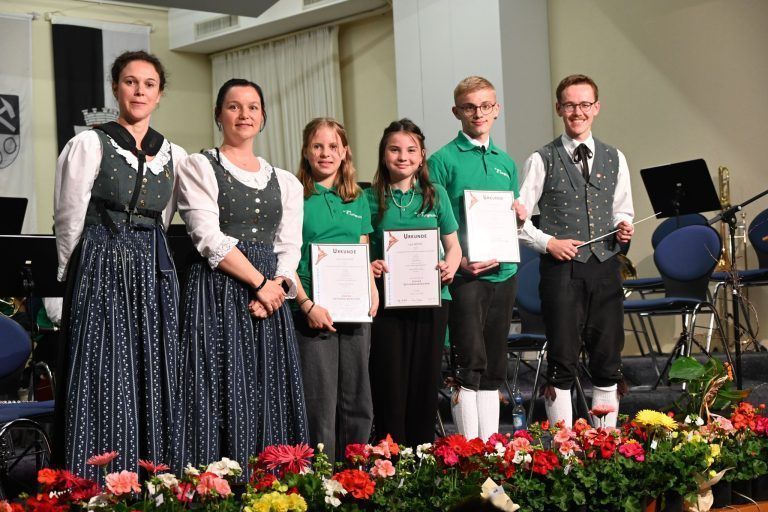 Musikalische Muttertagswünsche: Mit dem Juniorabzeichen wurden Lea Netzer, Nina Dünser und Linus Walch ausgezeichnet.