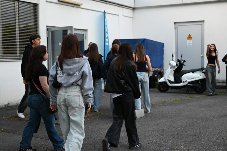 Jugendliche feiern erste HypeNight: Schon in der ersten halben Stunde strömten die Teenager in den Carinisaal.