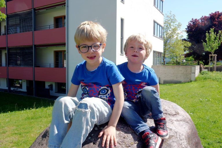 Erster Mai mit zünftiger Blasmusik dabei: Jakob und Benedikt hießen den Musikverein am Sozialzentrum willkommen.