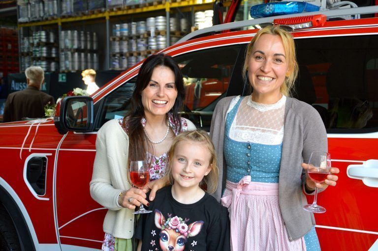 Stimmungsvolles Brauereifest mit Fahrzeugsegnungen: Ines Dreier (l.), Nadine Neyer, Mädchen Frieda Neyer