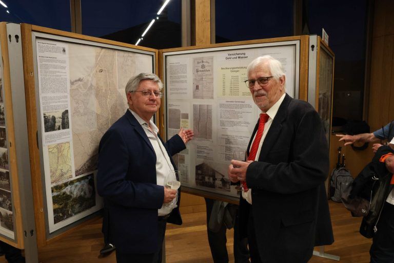 Neue Erkenntnisse zu historischem Dorfkern: Stadtarchiver Christoph Volaucnik und Willy Kunze.