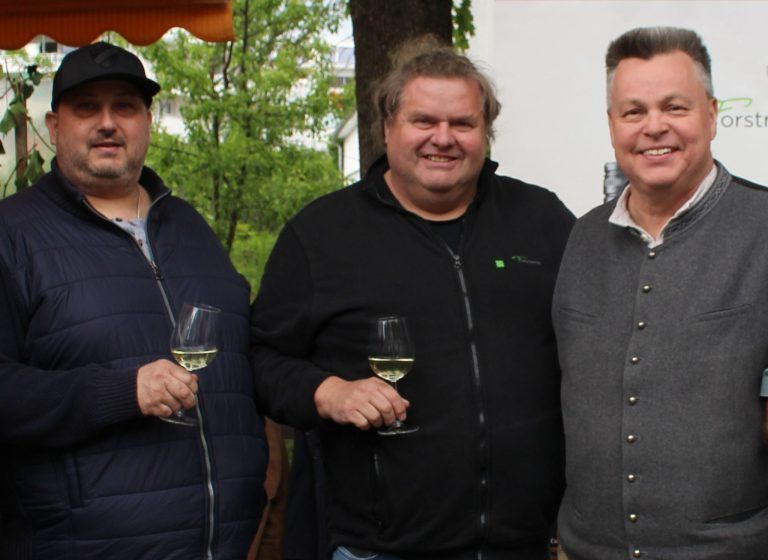 Weinseligkeit macht Lust auf mehr: Weiter ging’s zu Christoph Hauser (Weingut Polz) und Meinhard Forstreiter vom gleichnamigen Weingut. Inzwischen hatte sich auch Michi Erath (l.) von Michi’s Cafe der Weinreisegruppe angeschlossen.