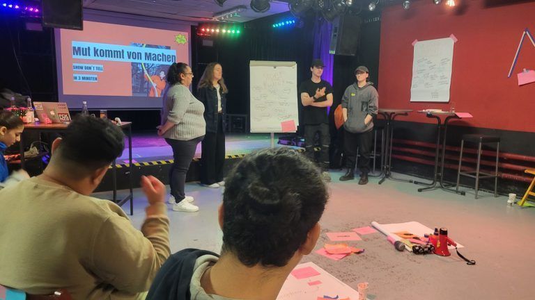 Politische Bildung trifft kreative Aktion: Engagement trifft Kunst – der Workshop bot Raum für neue Perspektiven.