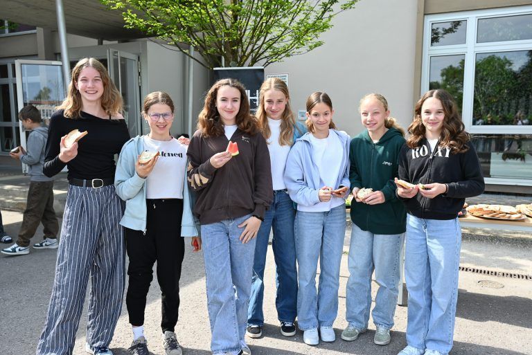 Elternverein und offene Jugendarbeit im Dienst der Kinder: Auch die Mädchen greifen zu und freuen sich jedes Mal, wenn die gesunde Jause an ihrer Schule stattfindet.