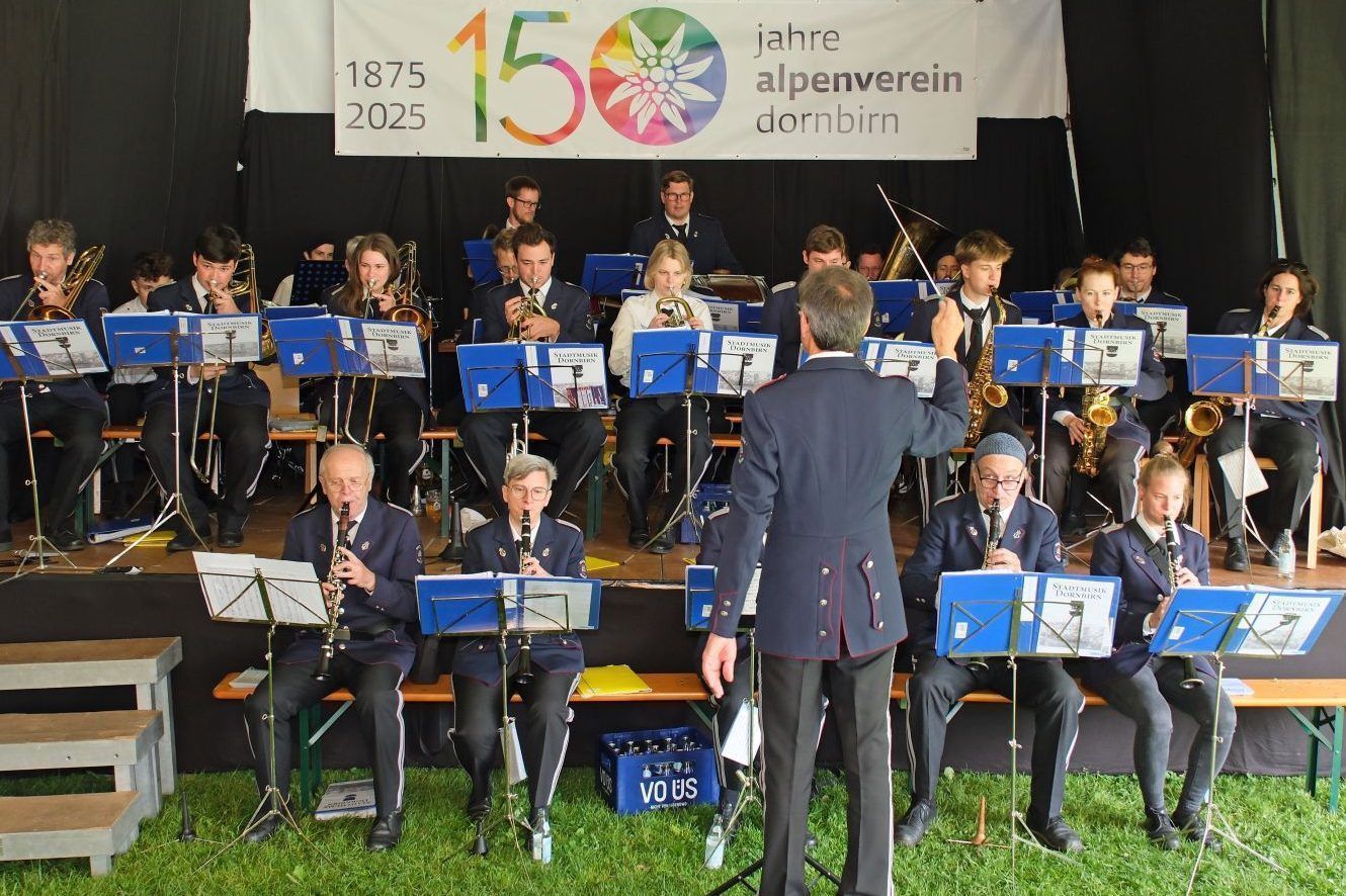 150 Jahre gemeinsam am Berg: Nach der Feldmesse spielte die Stadtmusik zum Frühschoppen auf.